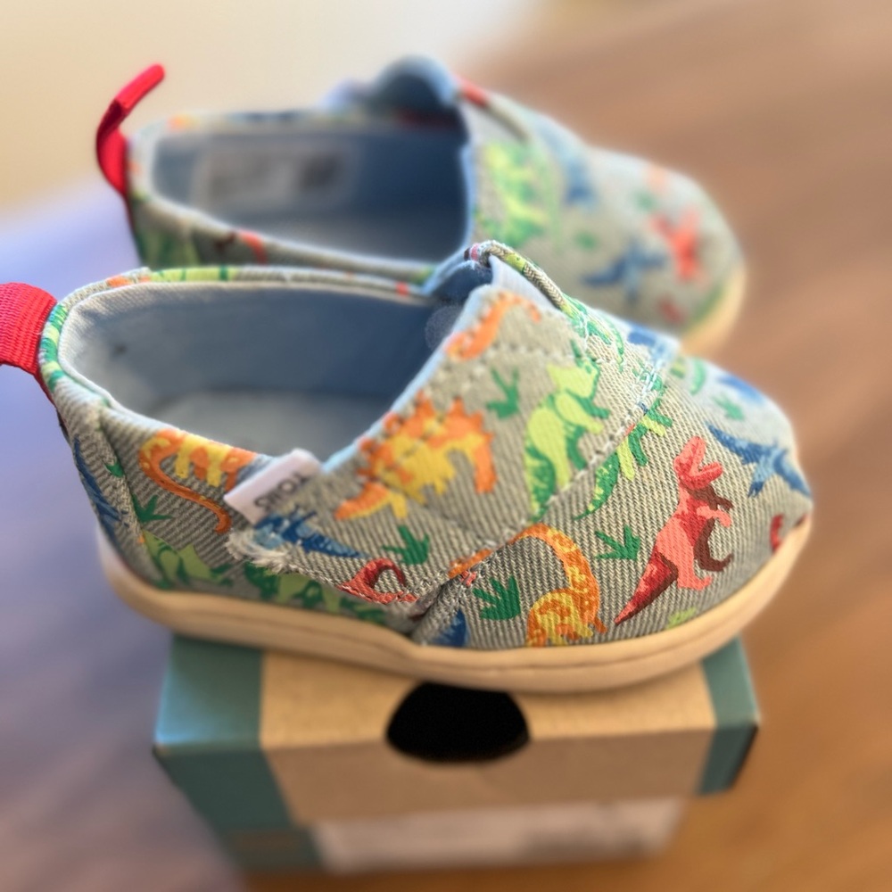 New w/box Toms baby size 4